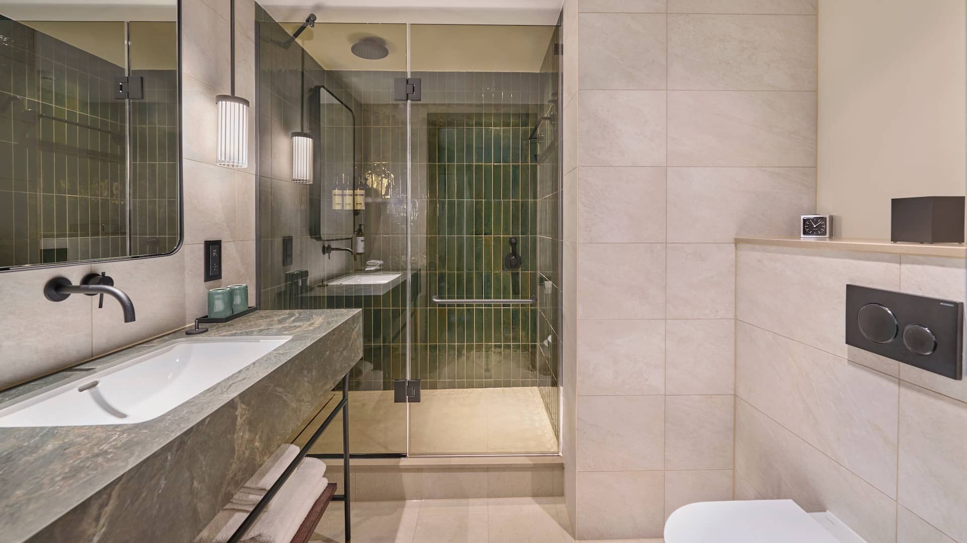 2 из 6 Hyatt Regency London Blackfriars King Bed Club Access Bathroom