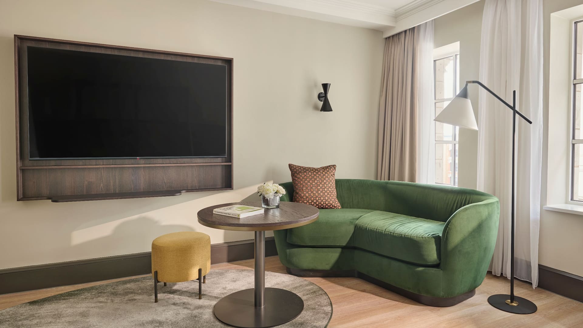 4 из 6 Hyatt Regency London Blackfriars King Bed Club Access Sofa