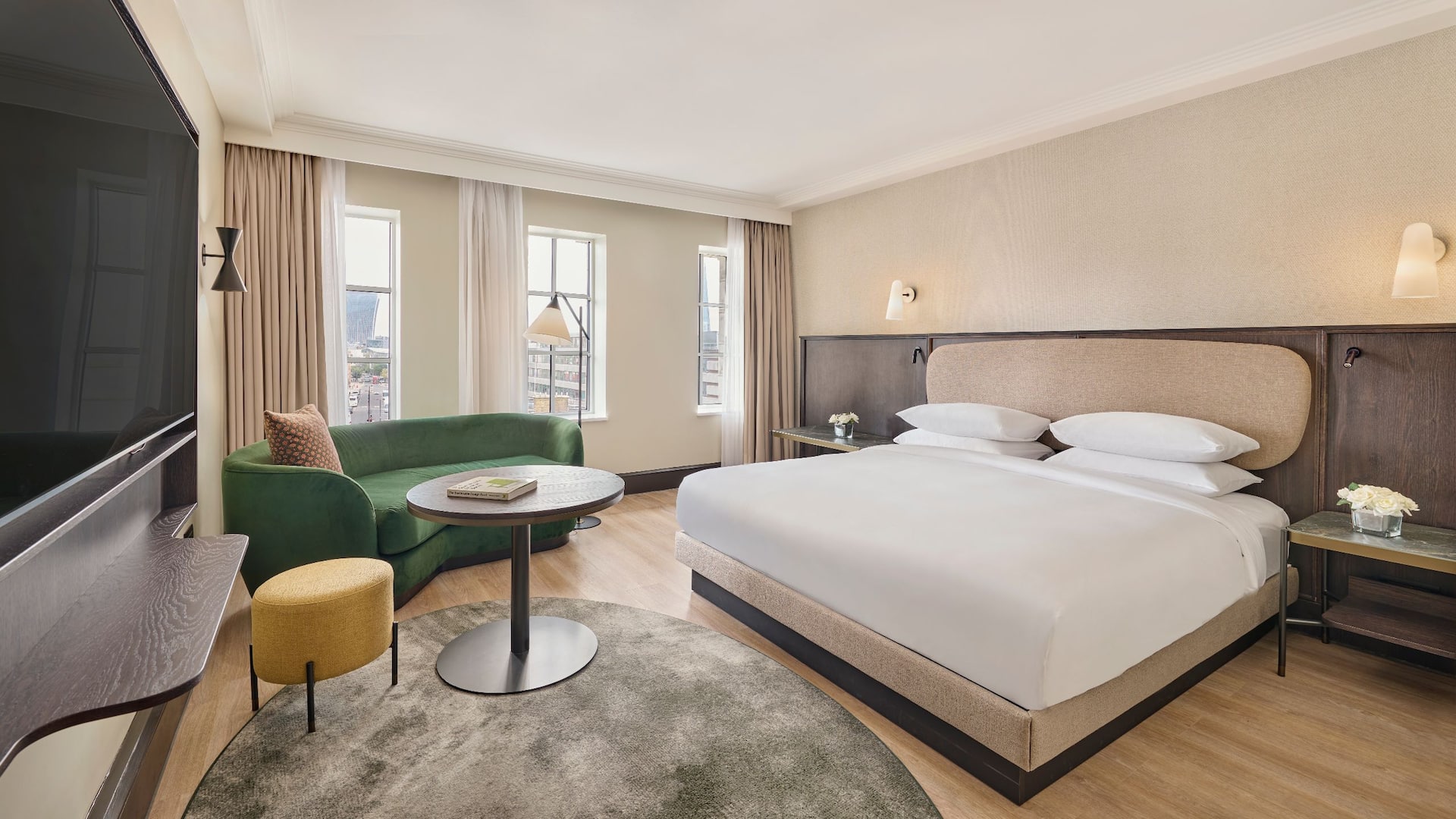 1 из 5 This King Room with Regency Club access offers a breath-taking view of the City of London, ample natural daylight, one king bed, a 65'' TV and a flexible seating area.
