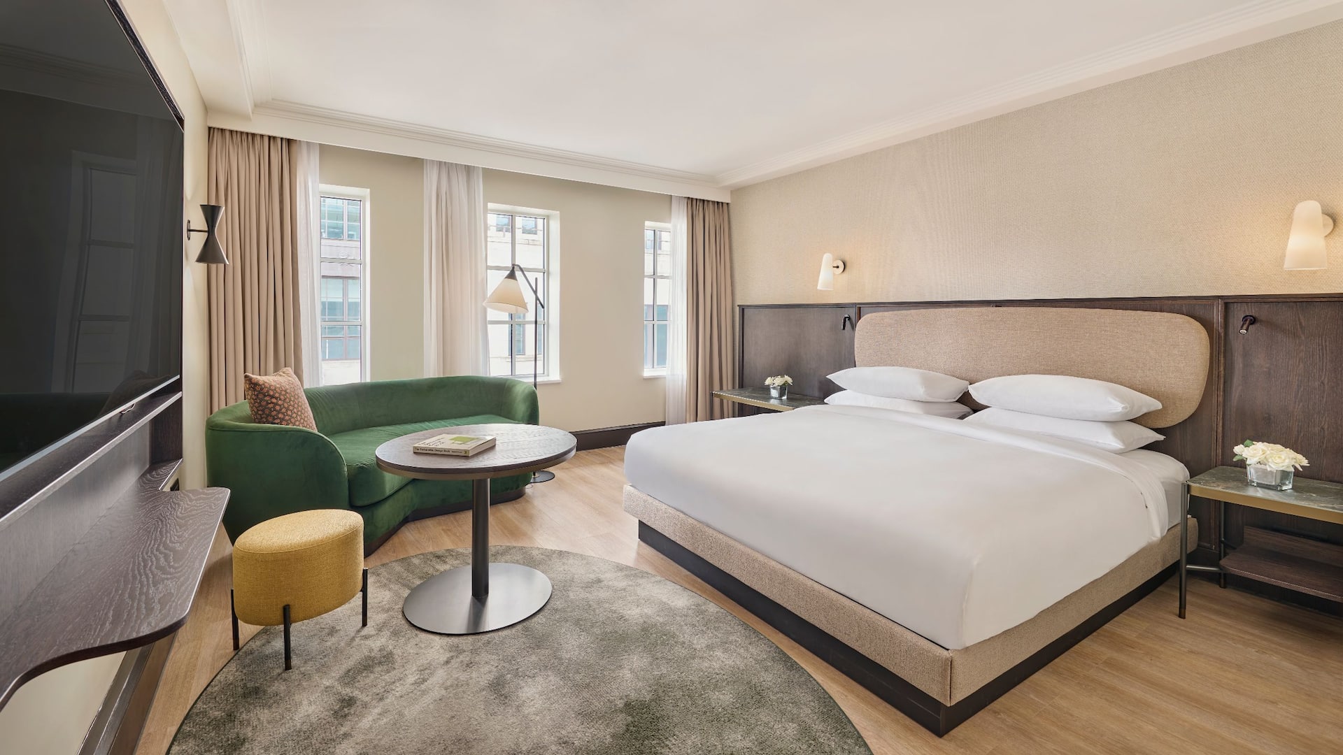 1 из 6 This King Room with Regency Club access offers a breath-taking view of the City of London, ample natural daylight, one king bed, a 65'' TV and a flexible seating area.