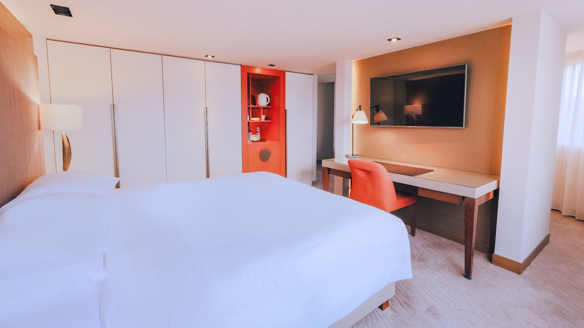 5/5 Grand Hyatt Taipei King Bed Premium Studio Desk Area