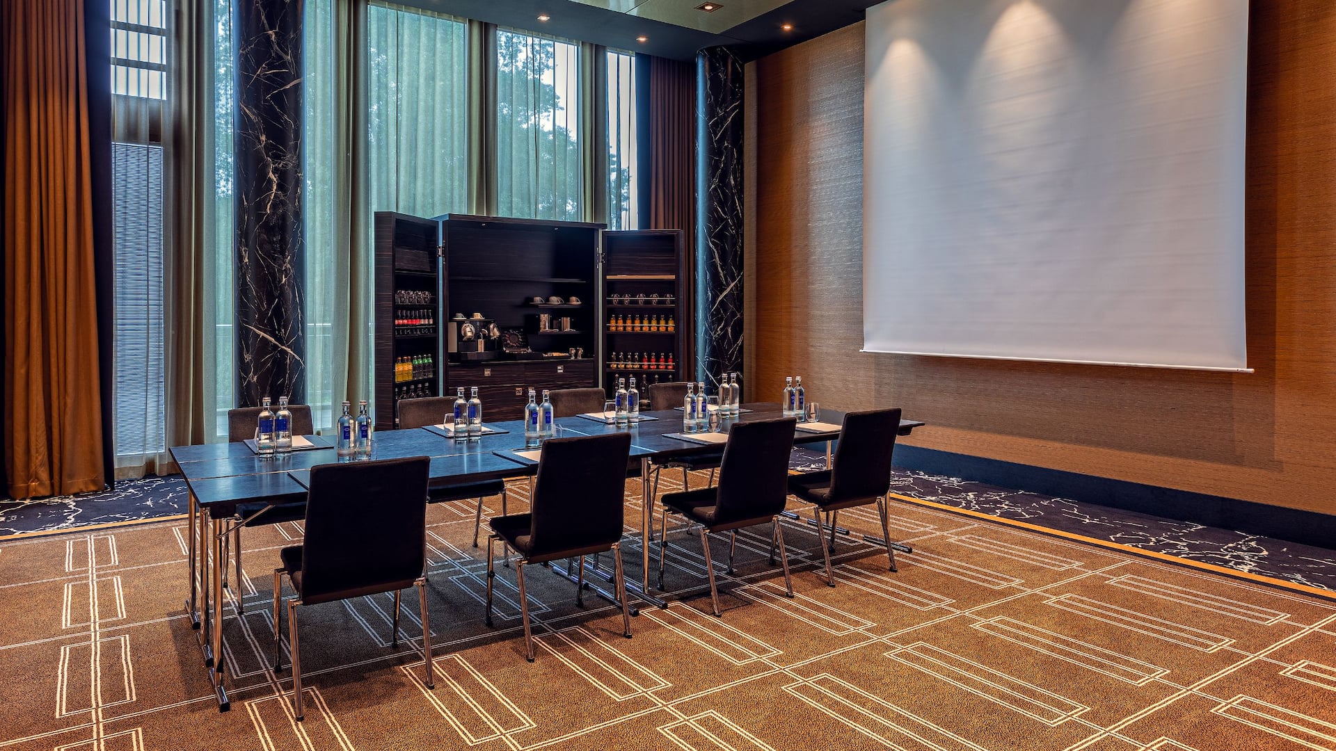 5 von 9 Meetingraum mit langem Tisch und Kaffeestation im Hintergrund im Hyatt Regency Düsseldorf