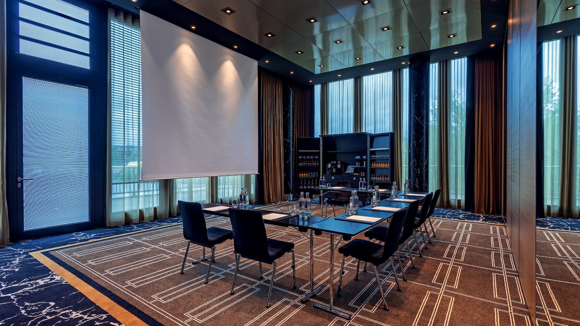 6 von 9 Hyatt Regency Düsseldorf Meetingraum mit U-Form Bestuhlung