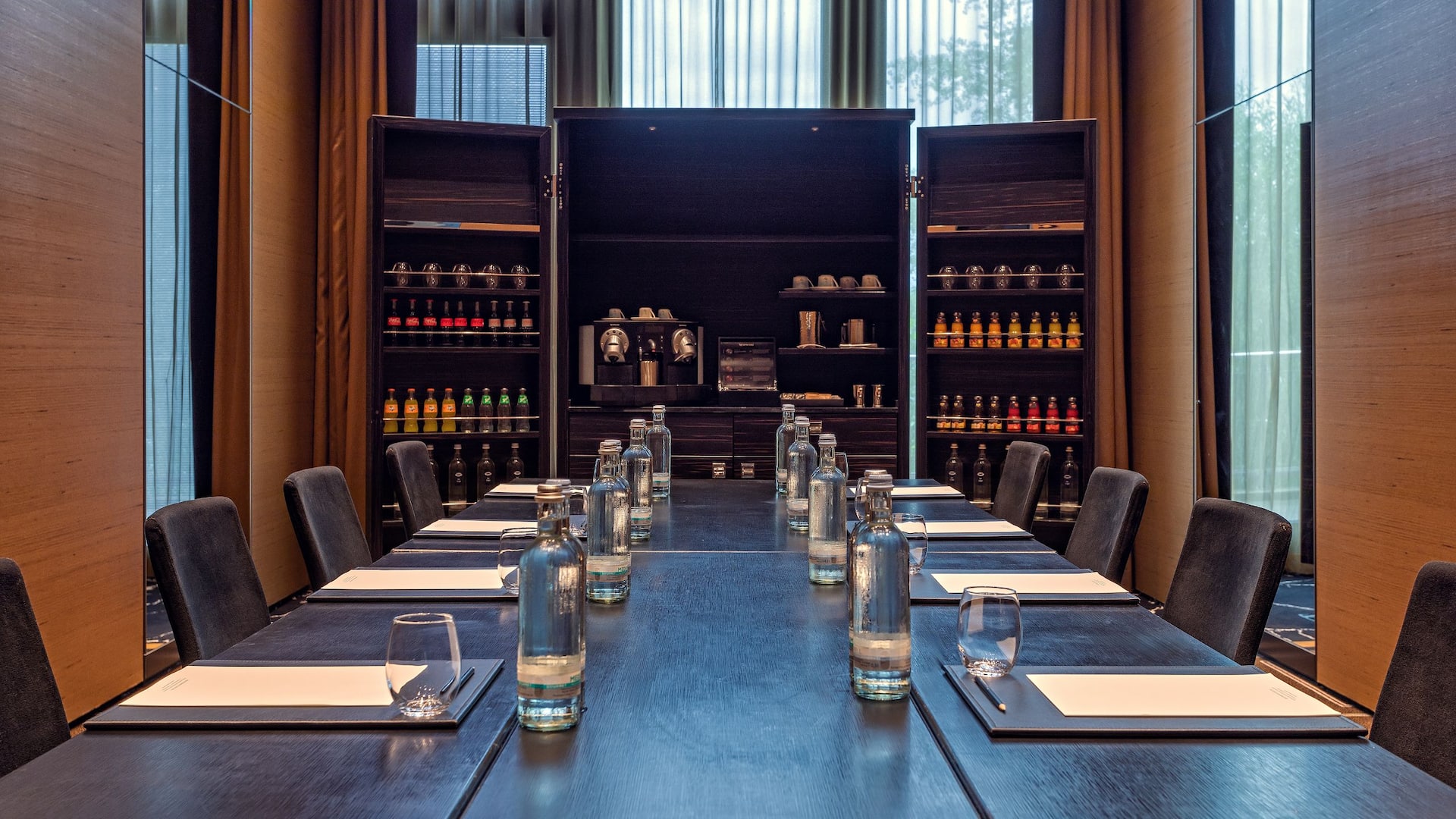 7 von 9 Meetingraum mit integrierter Getränkestation im Hyatt Regency Düsseldorf