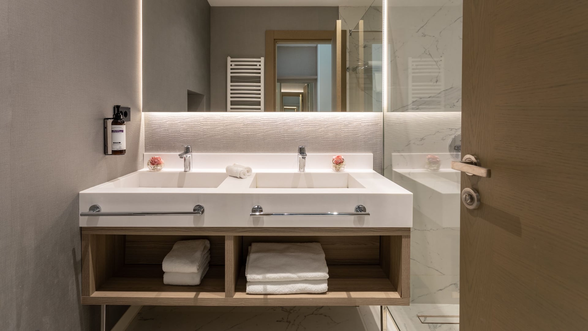 5 de 5 Hyatt Regency Kotor Bay Resort One King Bed Bathroom