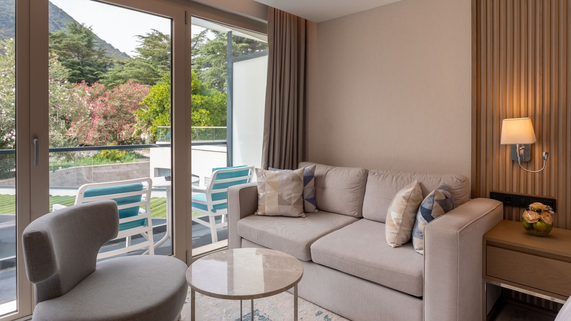 4 de 5 Hyatt Regency Kotor Bay Resort 1 King Bed Sitting Area