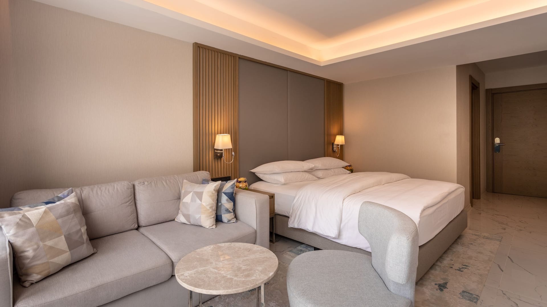 3 de 5 Hyatt Regency Kotor Bay Resort One King Bed Sitting Area Side