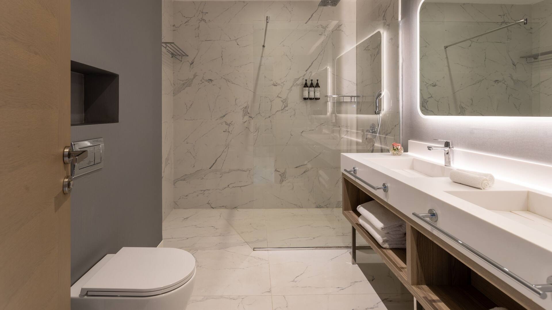 5 de 6 Hyatt Regency Kotor Bay Resort One King Bed Deluxe Bathroom