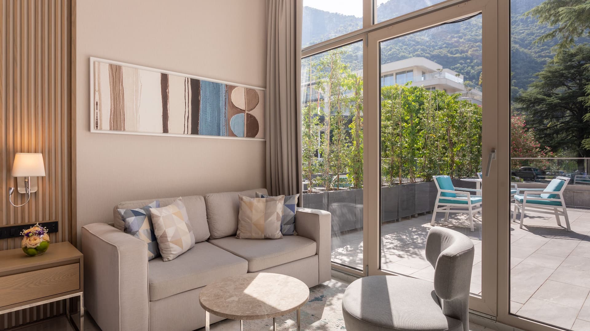 4 de 5 Hyatt Regency Kotor Bay Resort One King One Twin Living Area