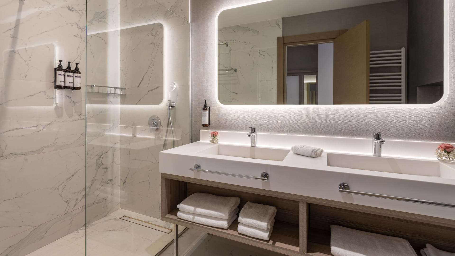 4 de 5 Hyatt Regency Kotor Bay Resort King Seaview Hot Tub Deluxe Bathroom Sink Shower