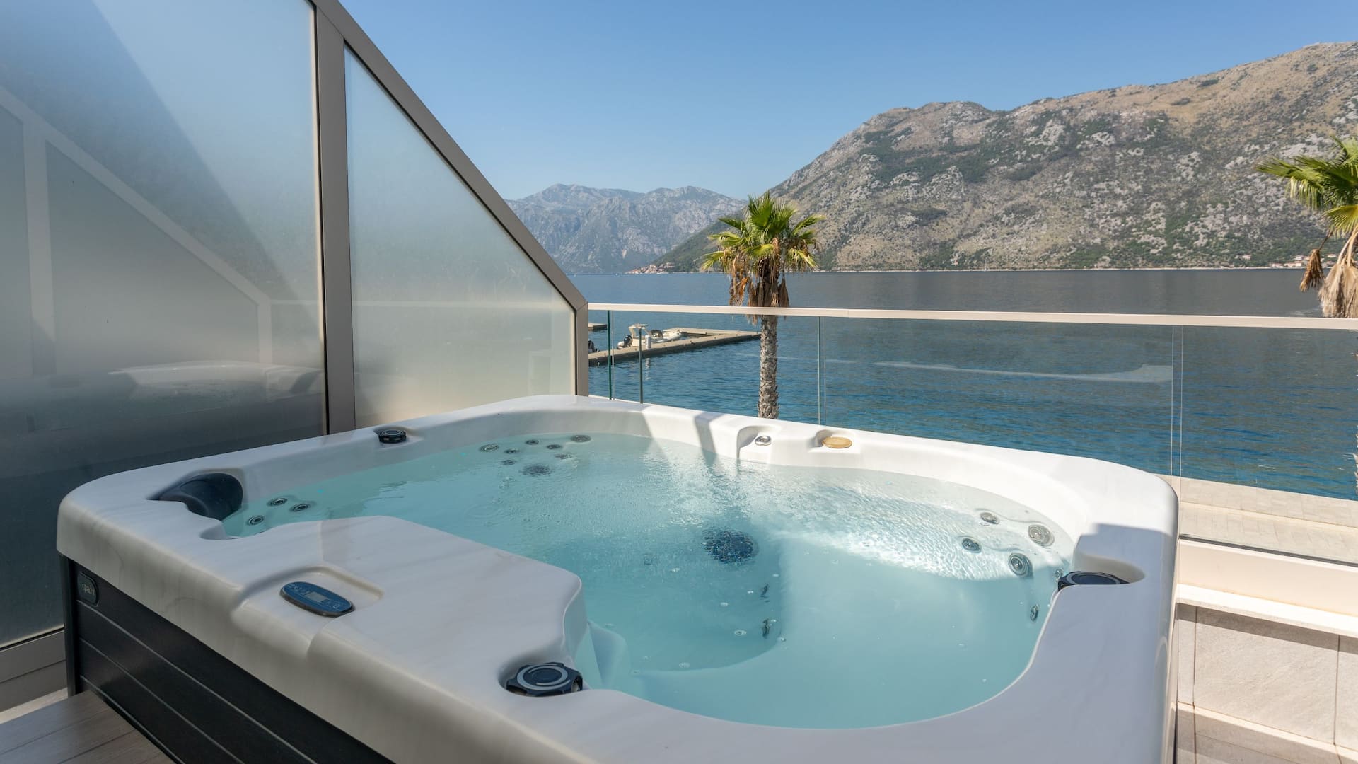 5 de 5 Hyatt Regency Kotor Bay Resort King Seaview Hot Tub Deluxe Angle