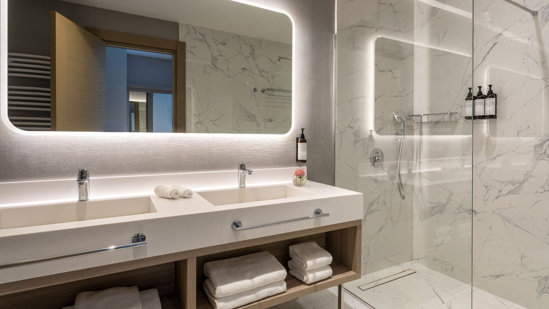 4 de 5 Hyatt Regency Kotor Bay Resort King Seaview Pool Deluxe Bathroom Vanity Shower