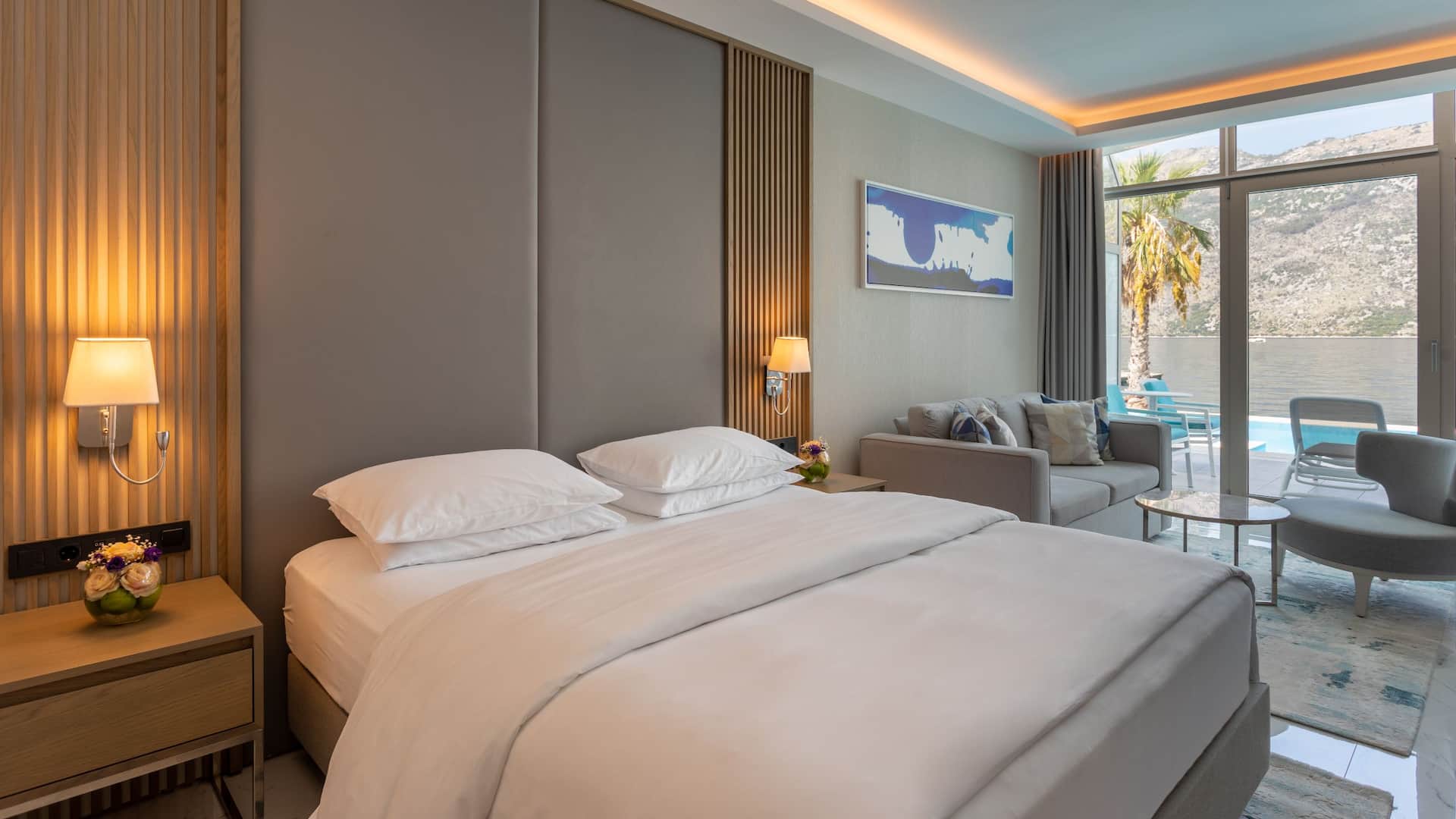 2 de 5 Hyatt Regency Kotor Bay Resort King Seaview Pool Deluxe Bed