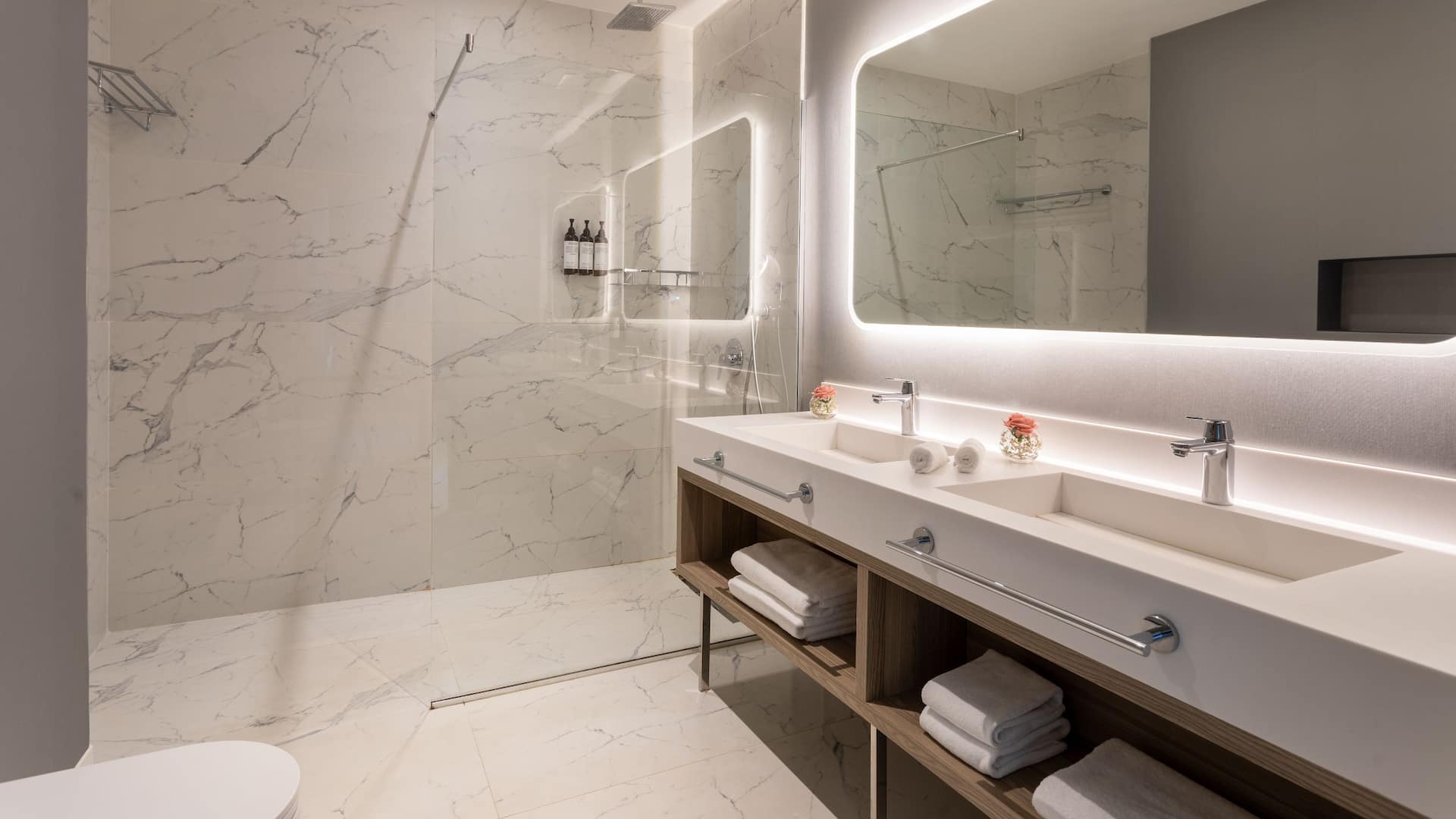 4 de 4 Hyatt Regency Kotor Bay Resort Queen Bed Bathroom Shower