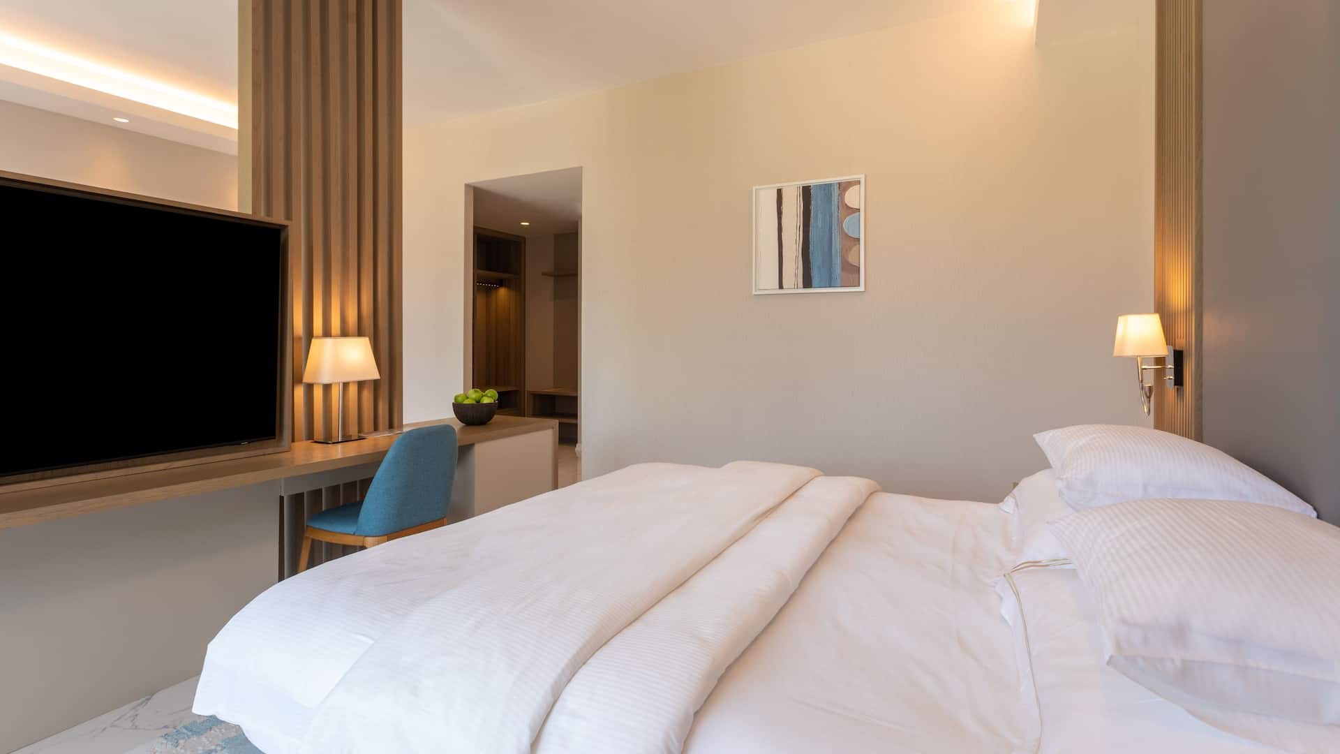 2 de 6 Hyatt Regency Kotor Bay Resort Queen Bed Seaview Deluxe Bed Side Angle