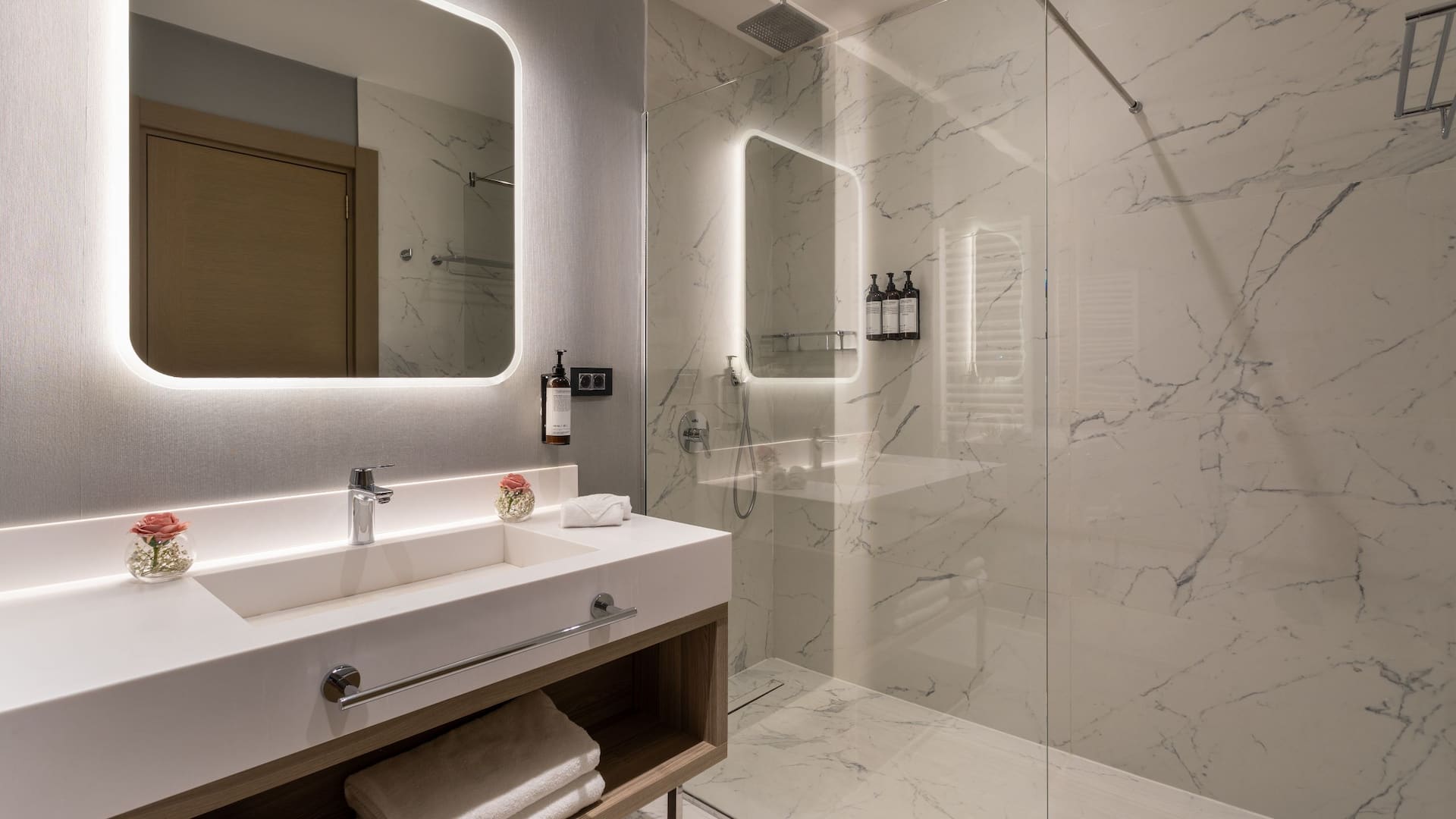 4 de 6 Hyatt Regency Kotor Bay Resort King Bed Sea View Hot Tub Terrace Deluxe Bathroom