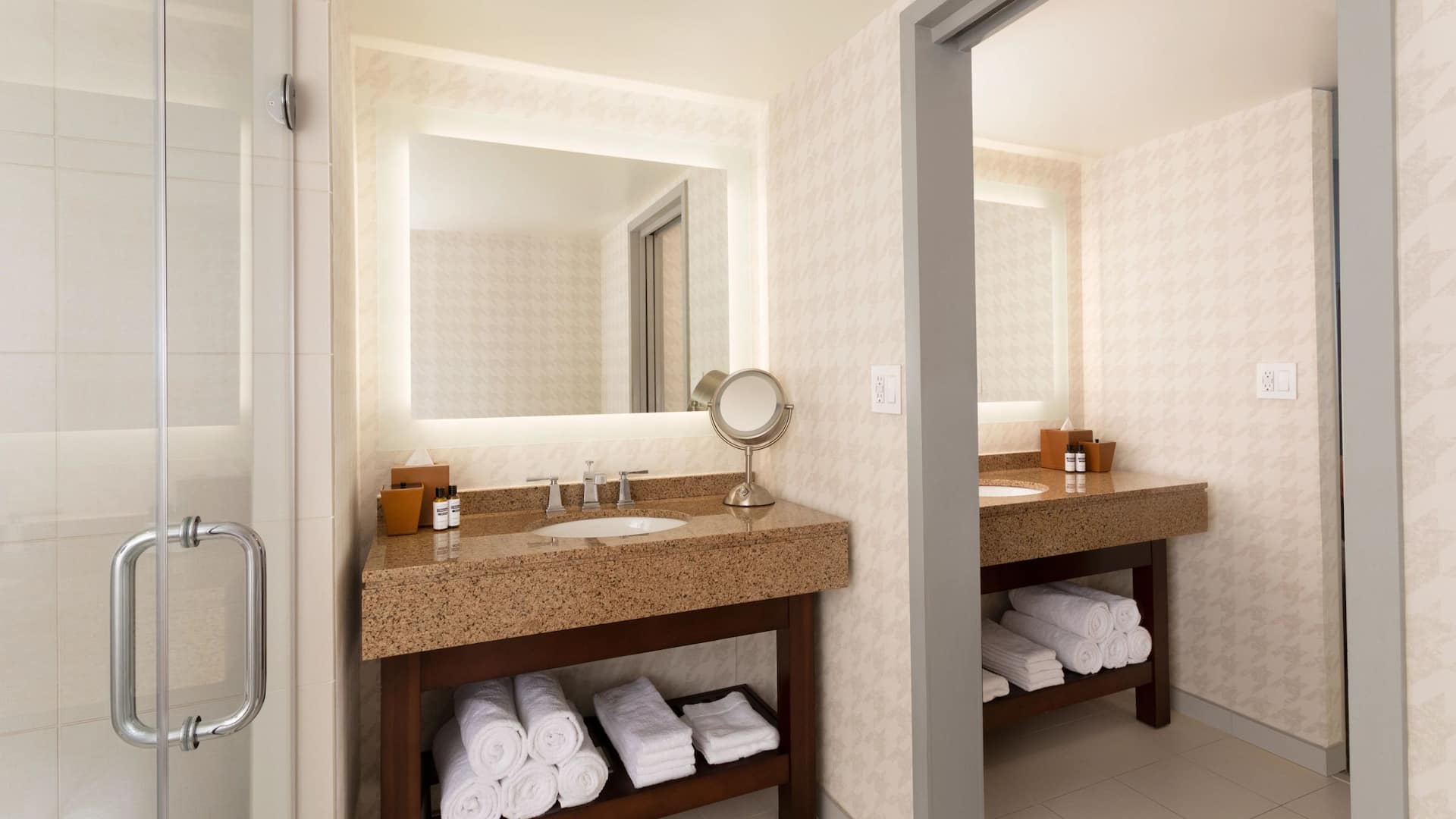 5 de 9 Hyatt Regency Boston / Cambridge Suite Bathroom
