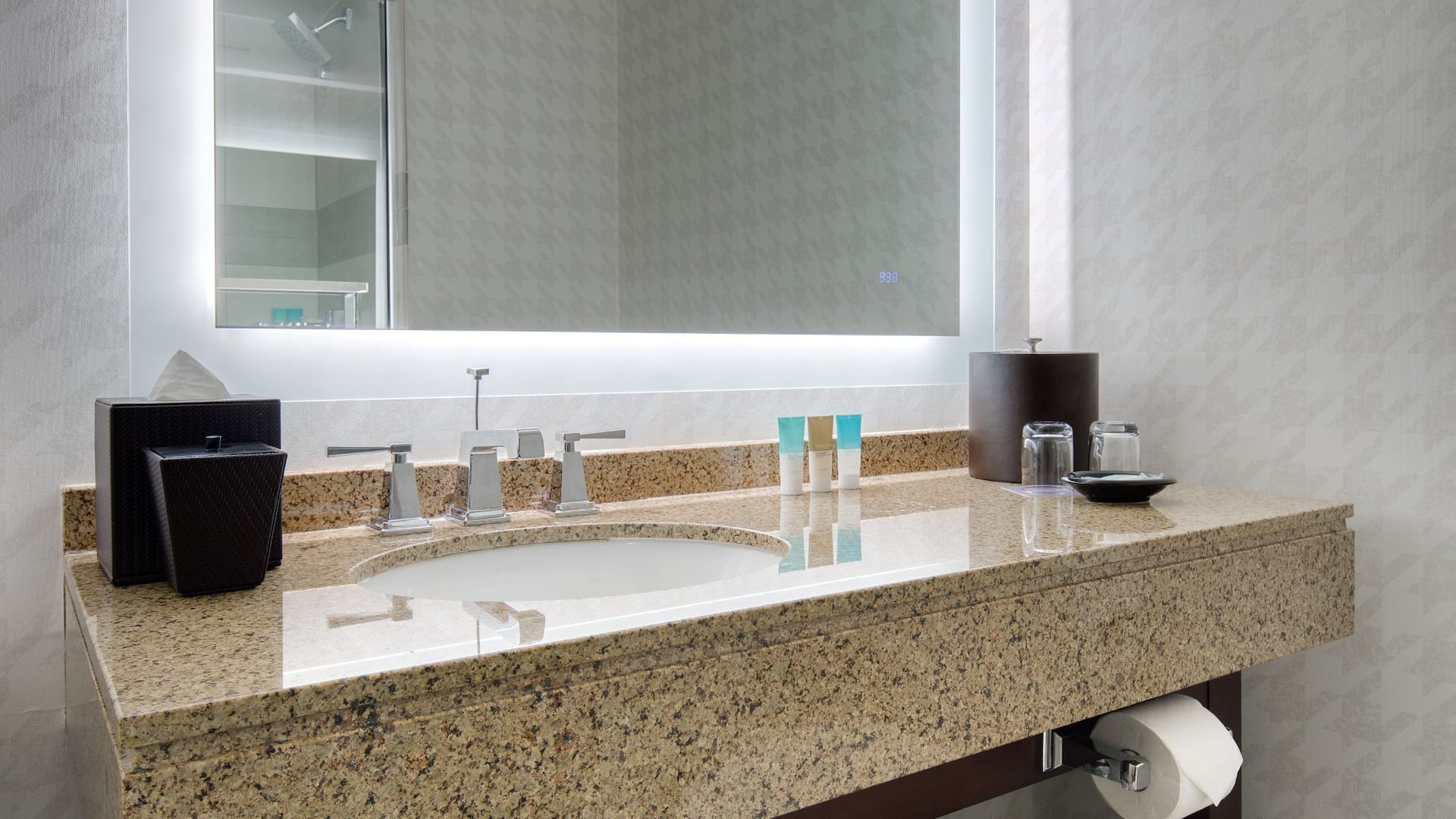 2 de 4 Hyatt Regency Boston / Cambridge Standard Guestroom Bathroom