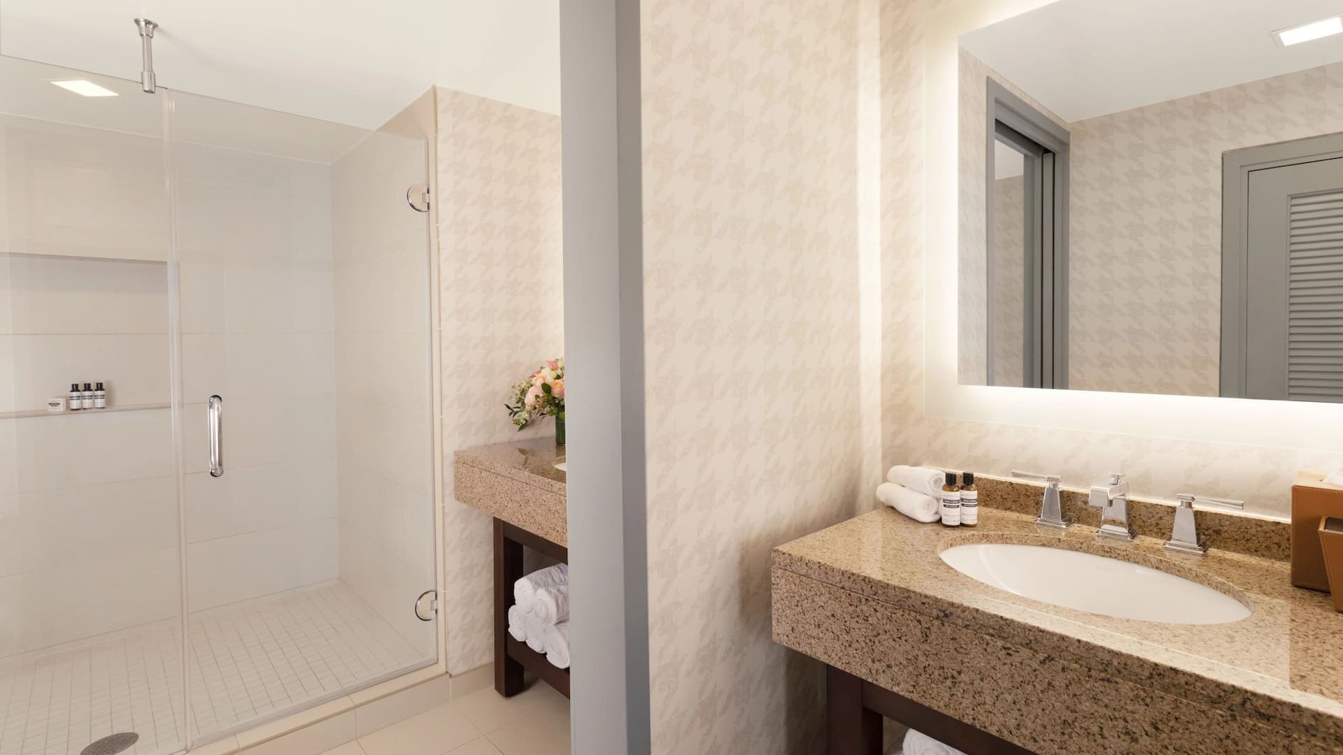4 de 9 Hyatt Regency Boston / Cambridge Suite Bathroom