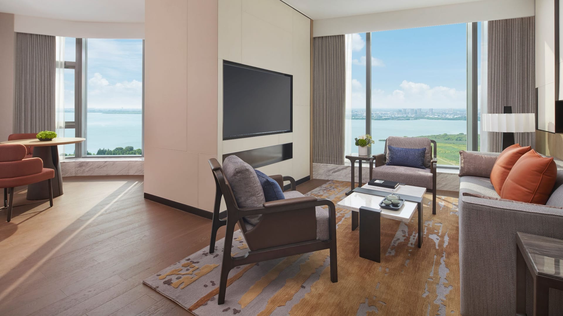 Hyatt Regency Changshu Kuncheng Lake One King Lake View Suite Living Room