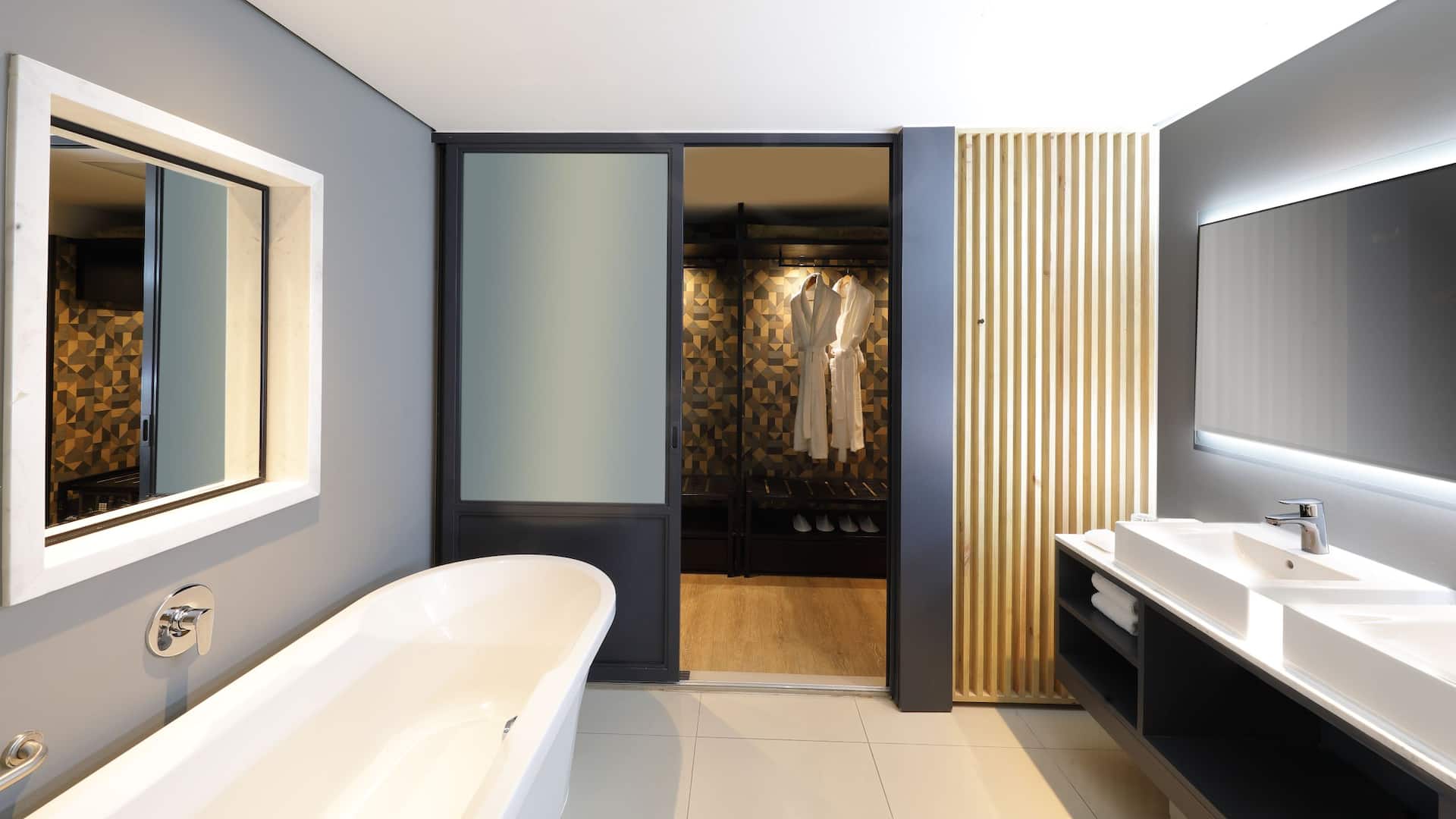 4 de 4 Hyatt Regency Cape Town Regency Suite Wardrobe Area