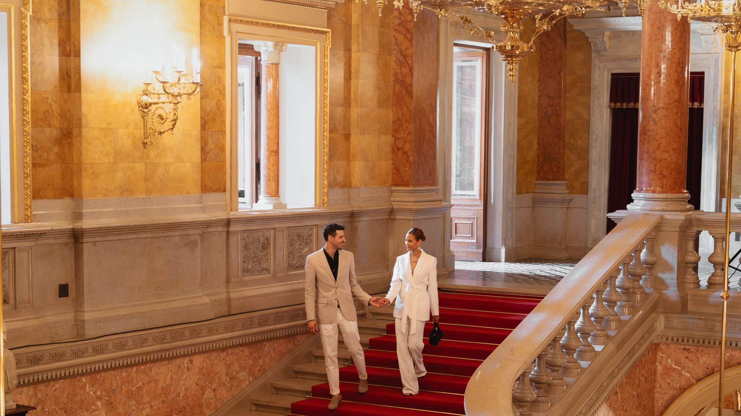 Párisi Udvar Hotel Budapest Couple Walking In The Opera In Budapest