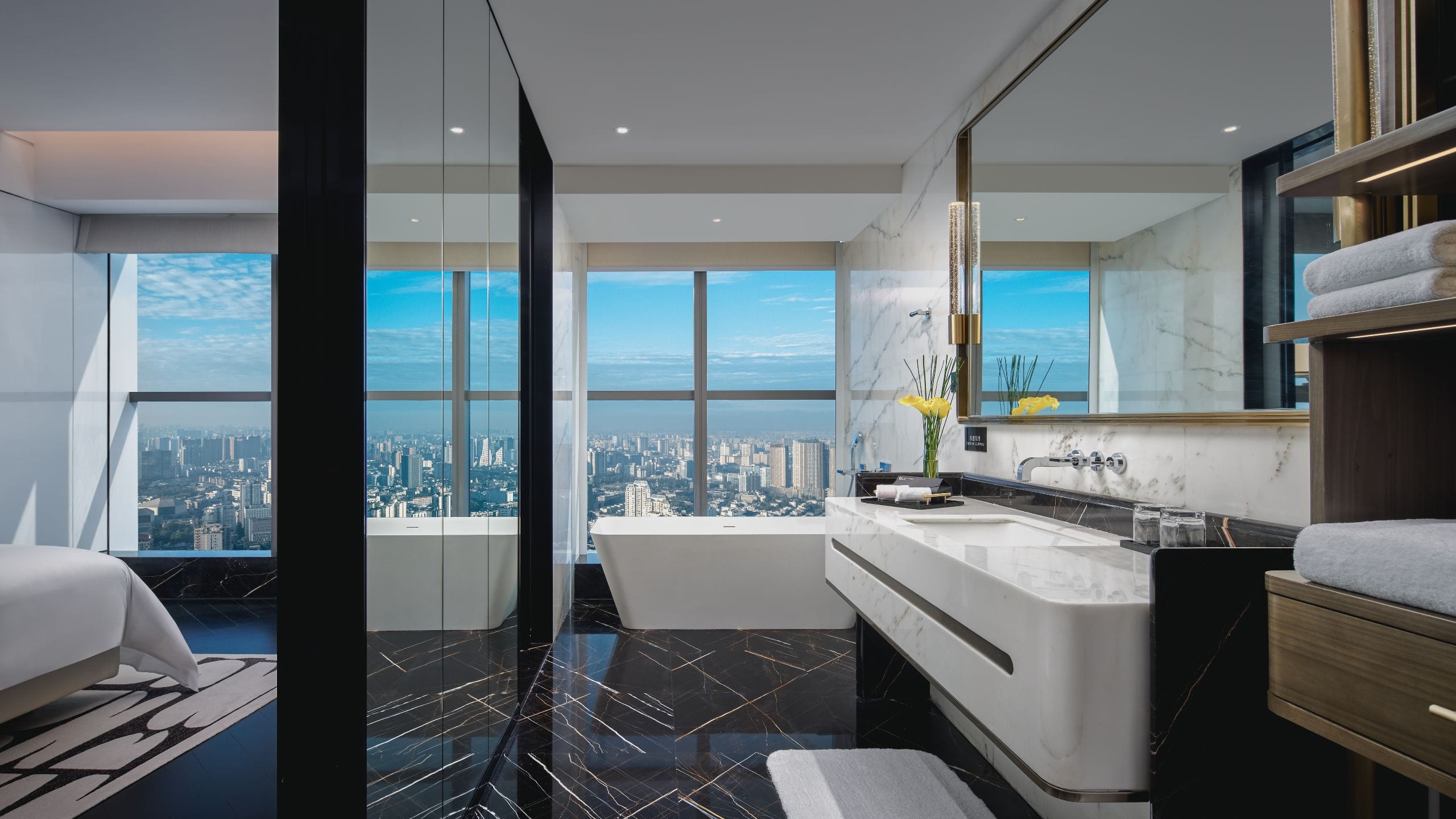 第 2，共 5 The Langbo Chengdu One King Bed Club Access Bathtubbywindow