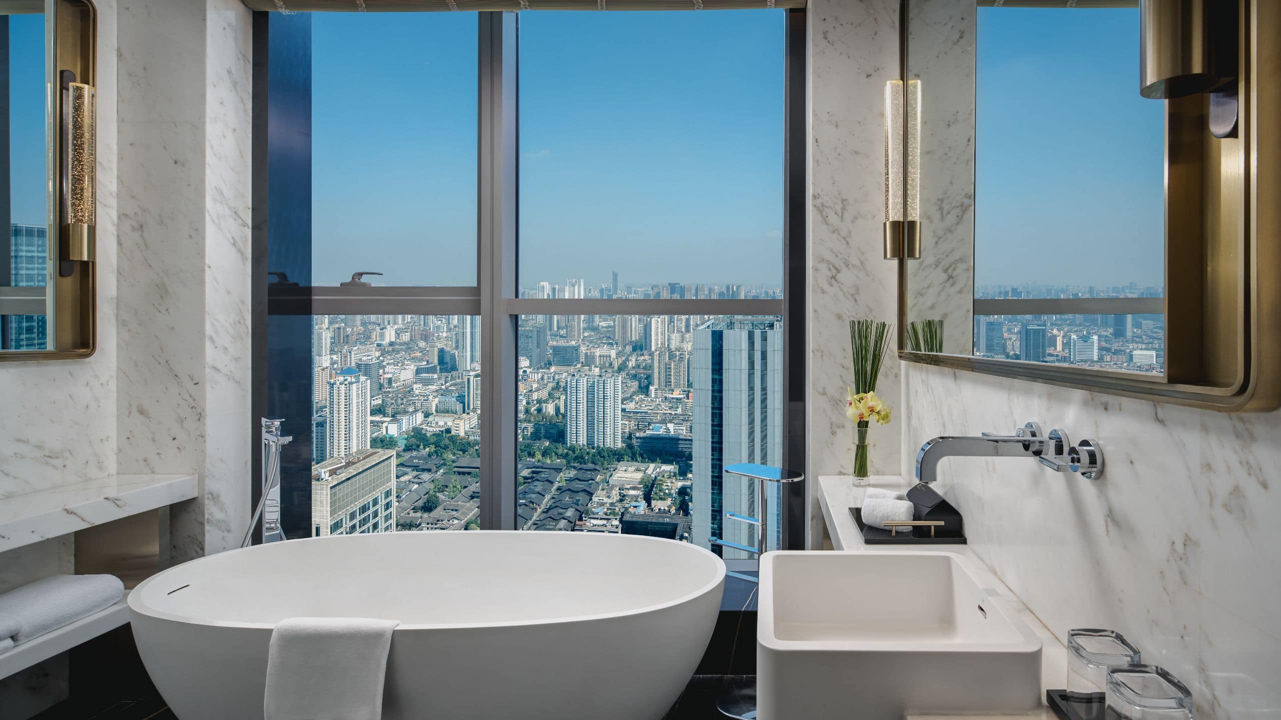 第 3，共 3 The Langbo Chengdu One King Bed Deluxe Bathroom Taikooli View