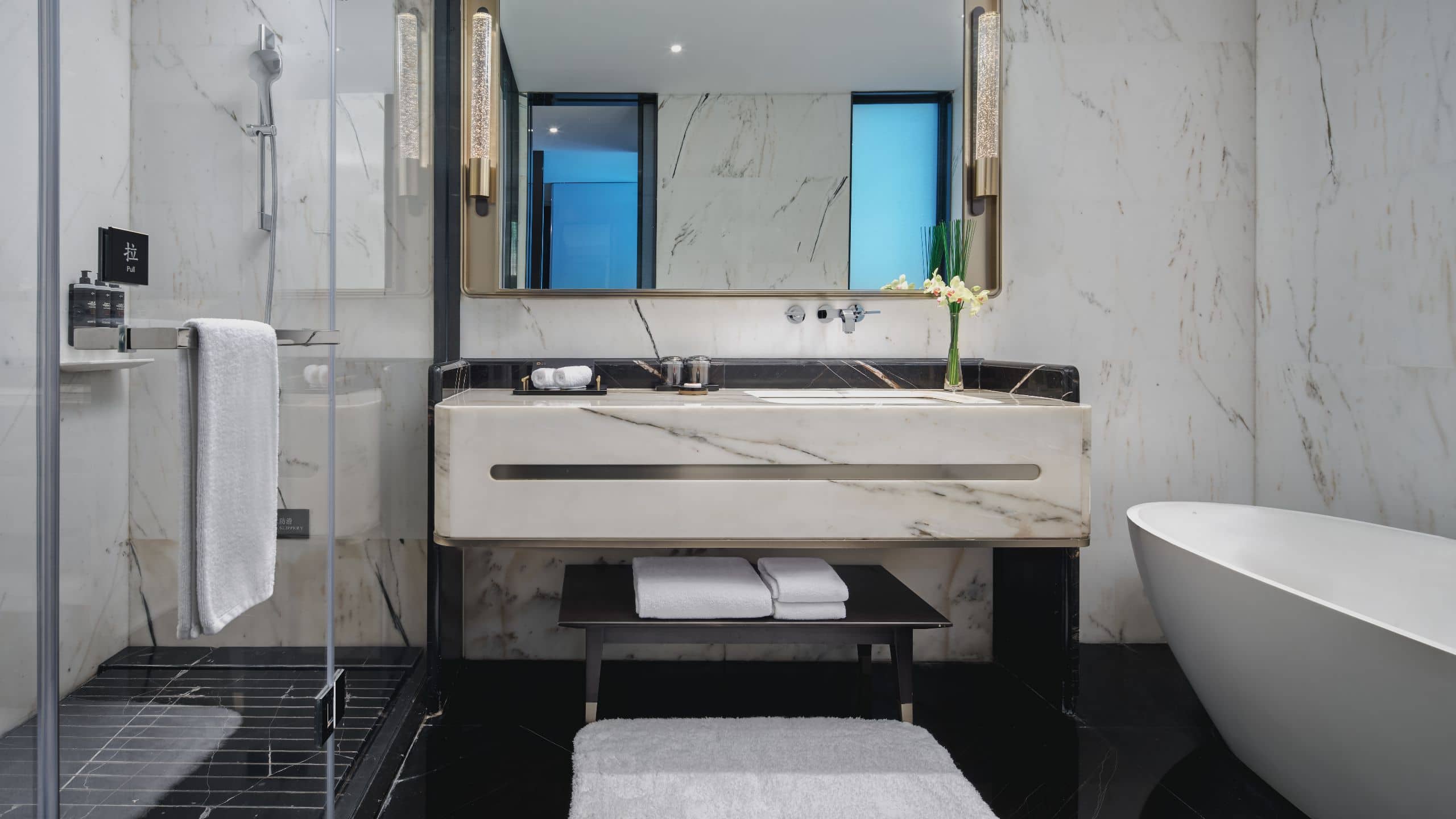 第 3，共 4 The Langbo Chengdu One King Bed Bathroom
