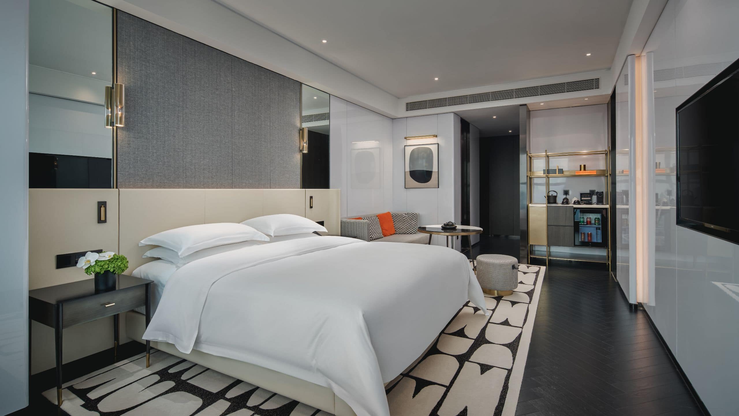 第 2，共 4 The Langbo Chengdu One King Bed Livingroom