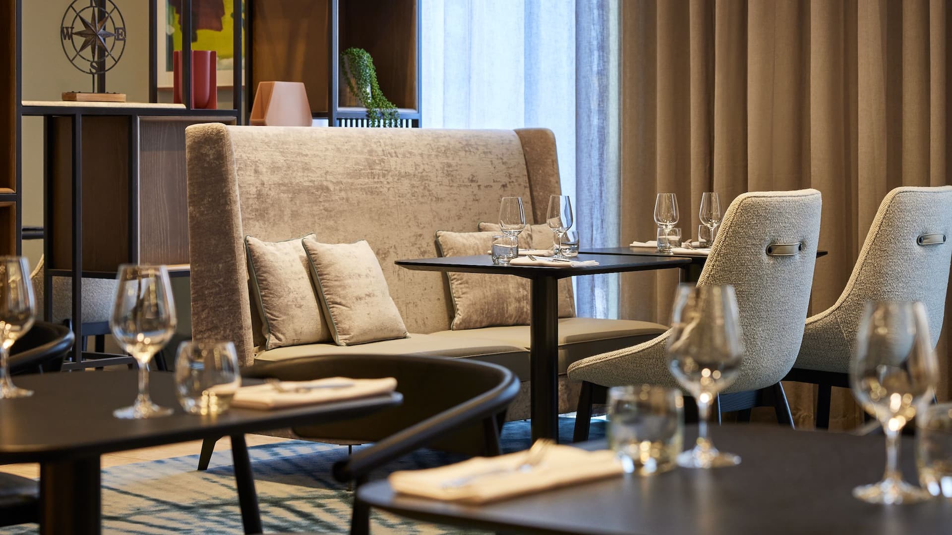 Hyatt Place Melbourne Essendon Fields Restaurant Booth Dining Table