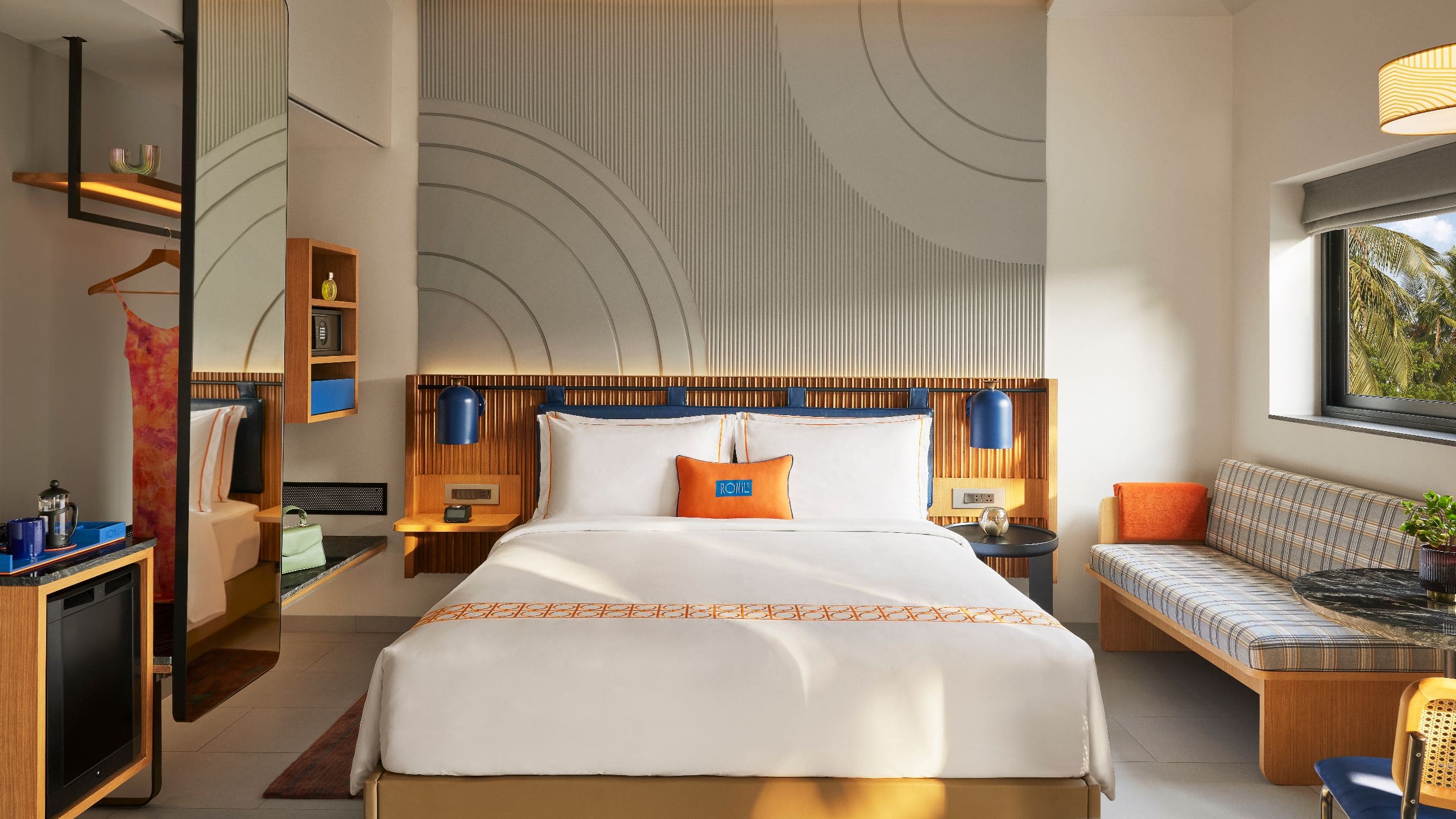 1 de 5 Ronil Goa Suite Bedroom Bed