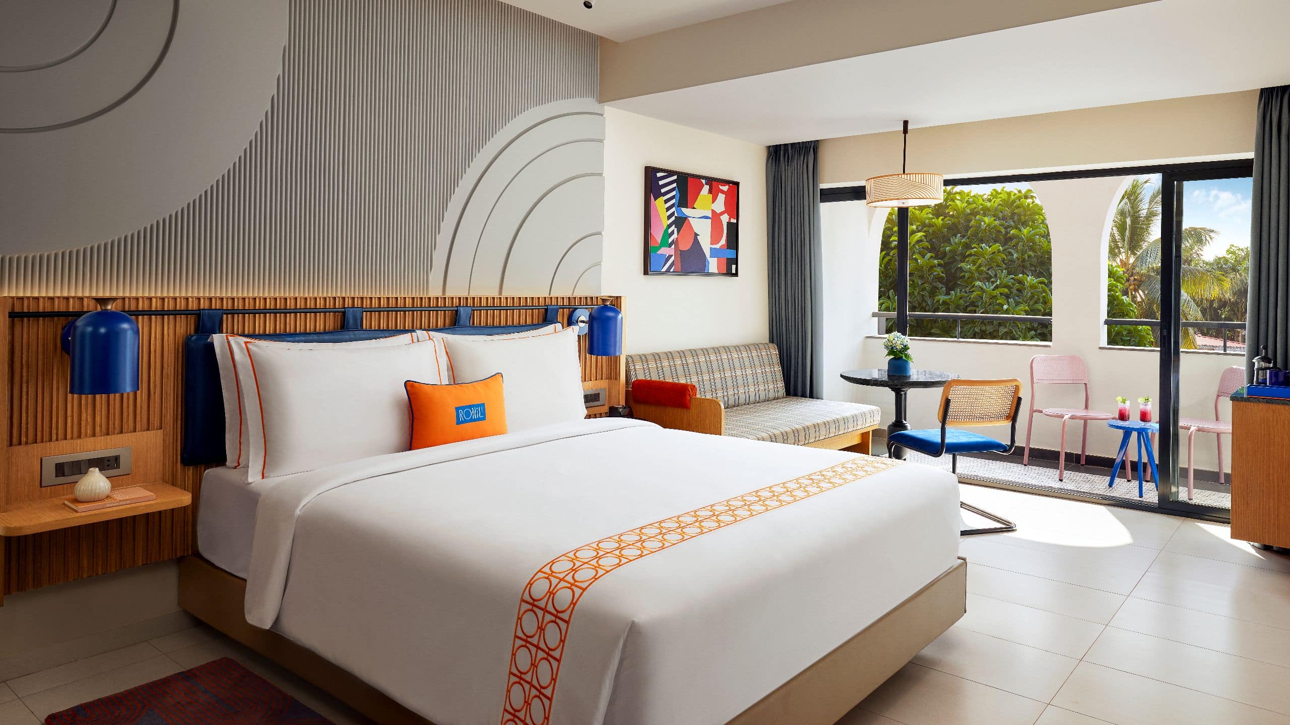 2 de 5 Ronil Goa Guestroom Bed Balcony