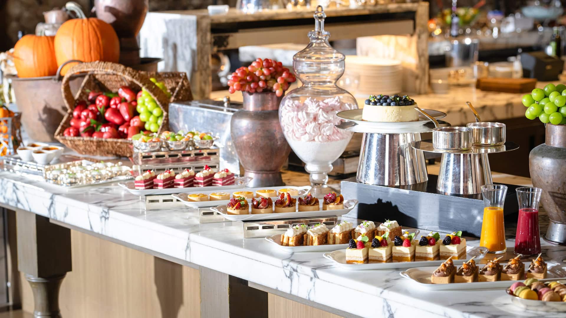 Hyatt Regency Hong Kong, Tsim Sha Tsui Hugos Brunch Dessert Counter
