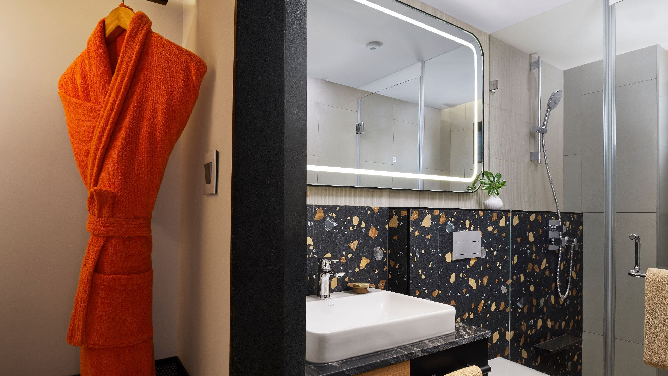 4 de 5 Ronil Goa Bathroom