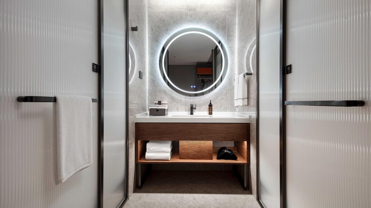 Deluxe King Bathroom