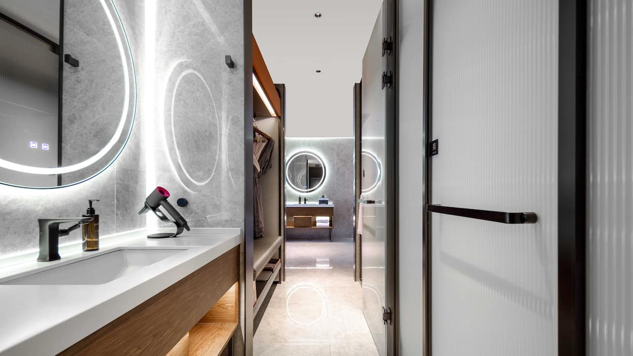 Suite Bathroom
