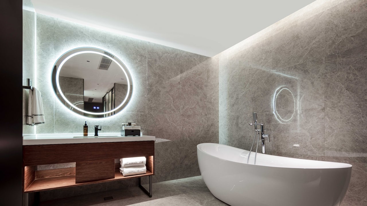 Suite Bathtub