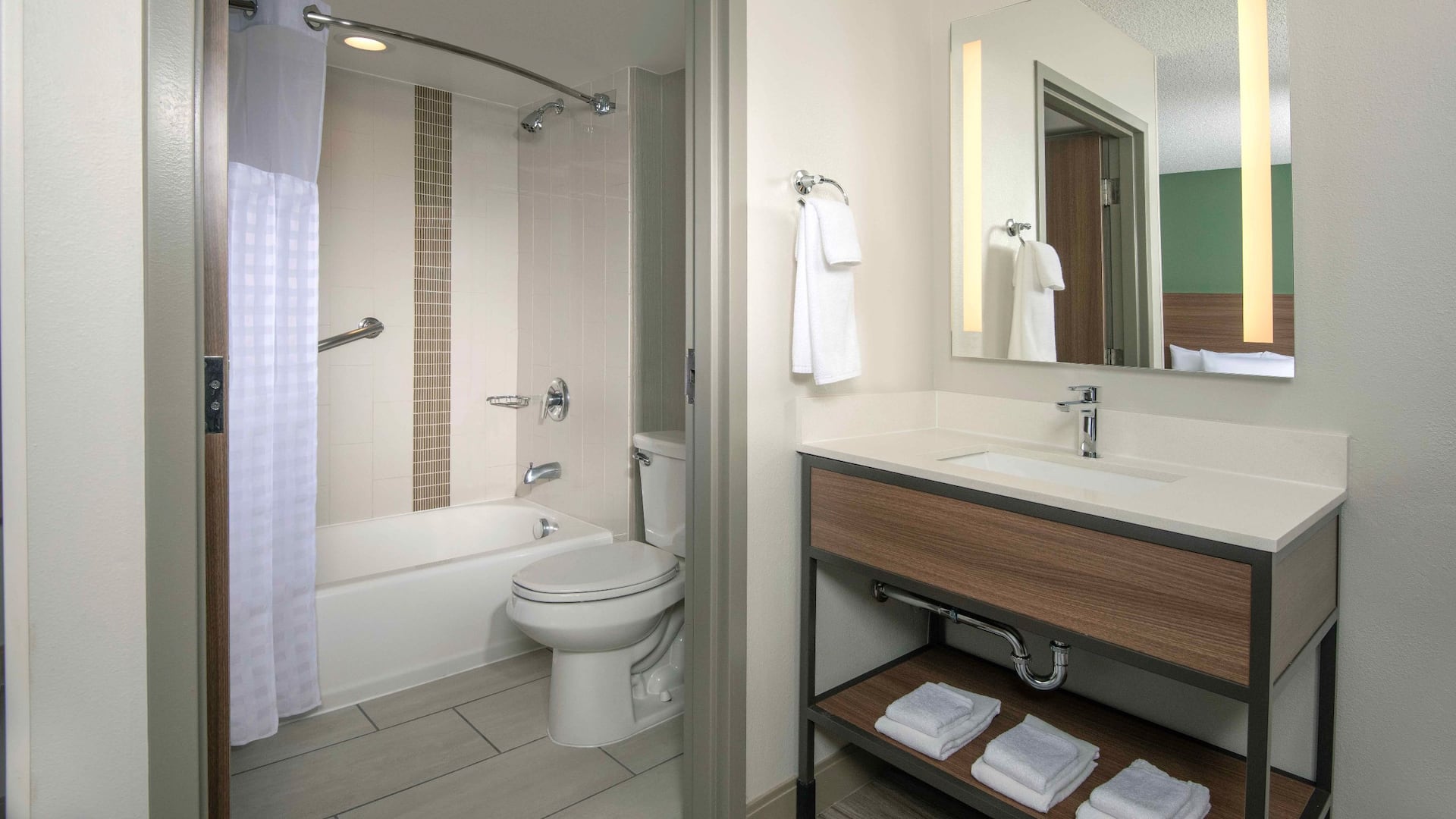 2/4 Hyatt Place Denver Tech Center Queen Bathroom