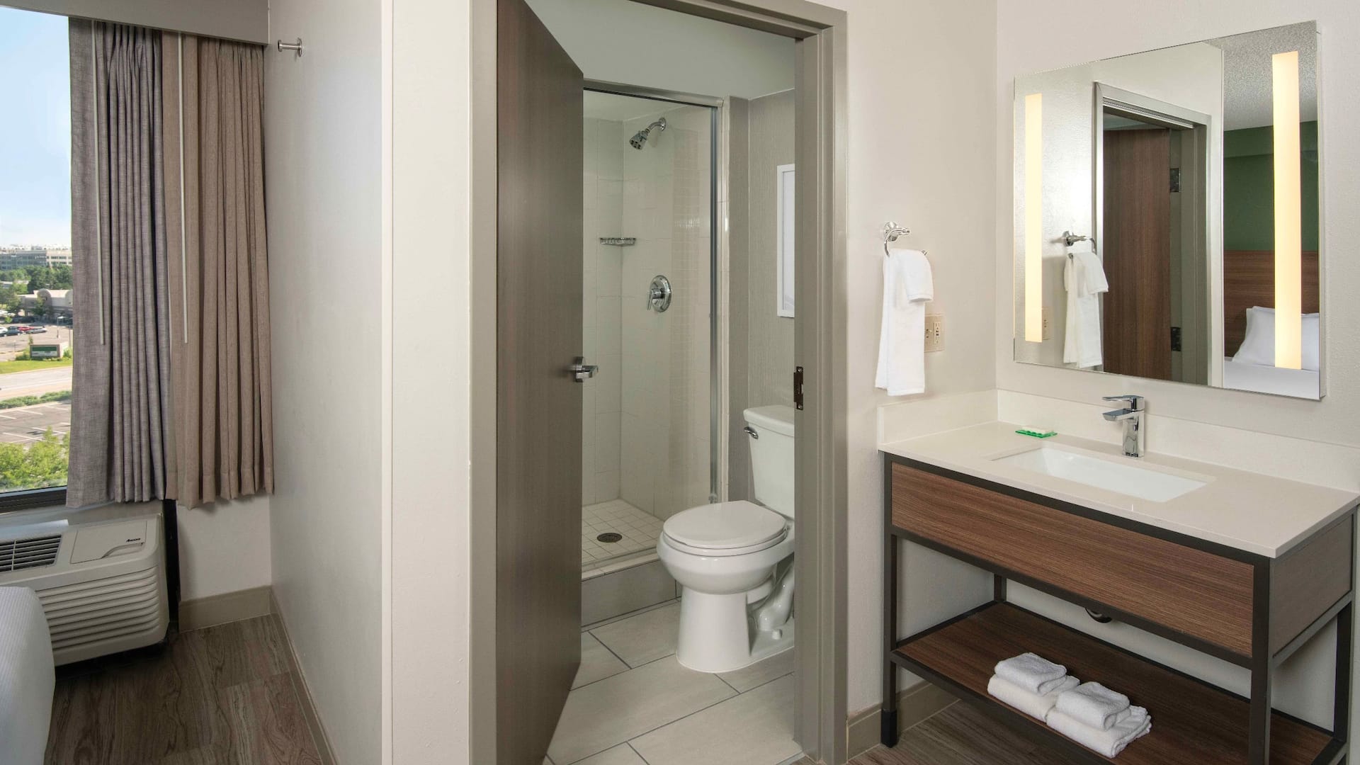2/4 Hyatt Place Denver Tech Center King Bathroom