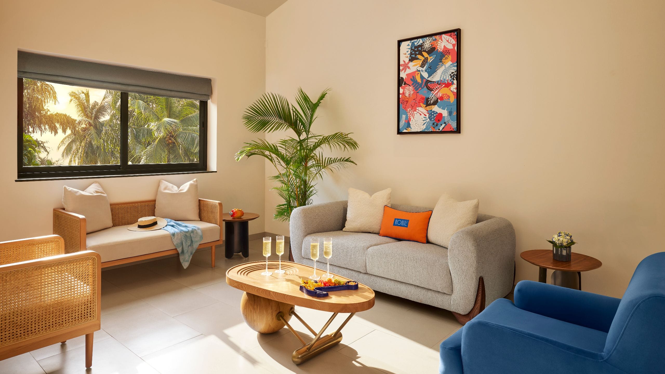 3 de 5 Ronil Goa Suite Living Room Drinks