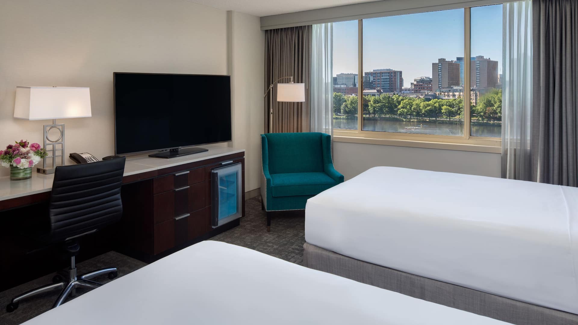 1 de 2 Hyatt Regency Boston / Cambridge Two Double Beds With Riverview Guestroom
