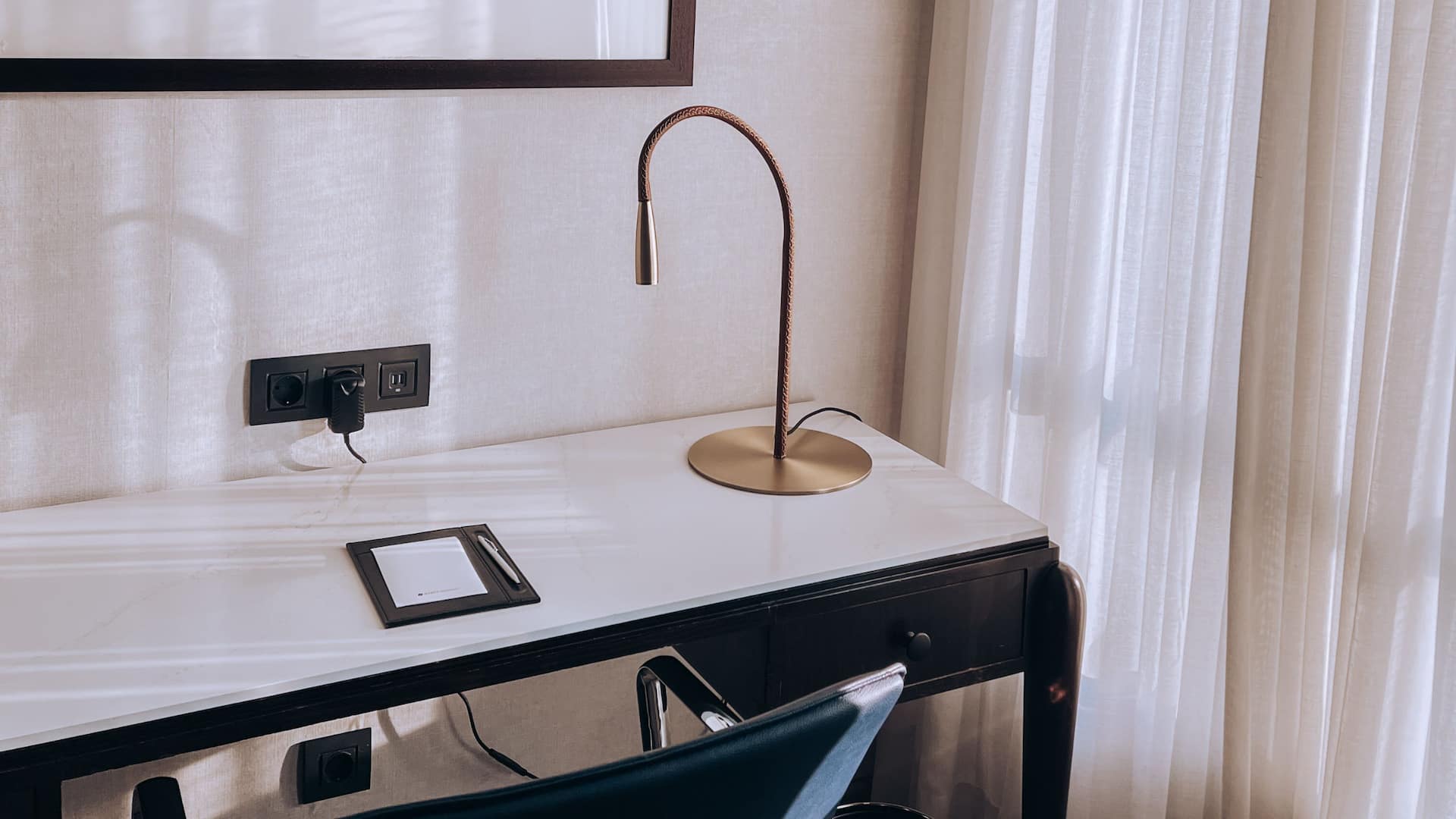 2 de 5 Hyatt Regency Hesperia Madrid Guestroom Desk Area