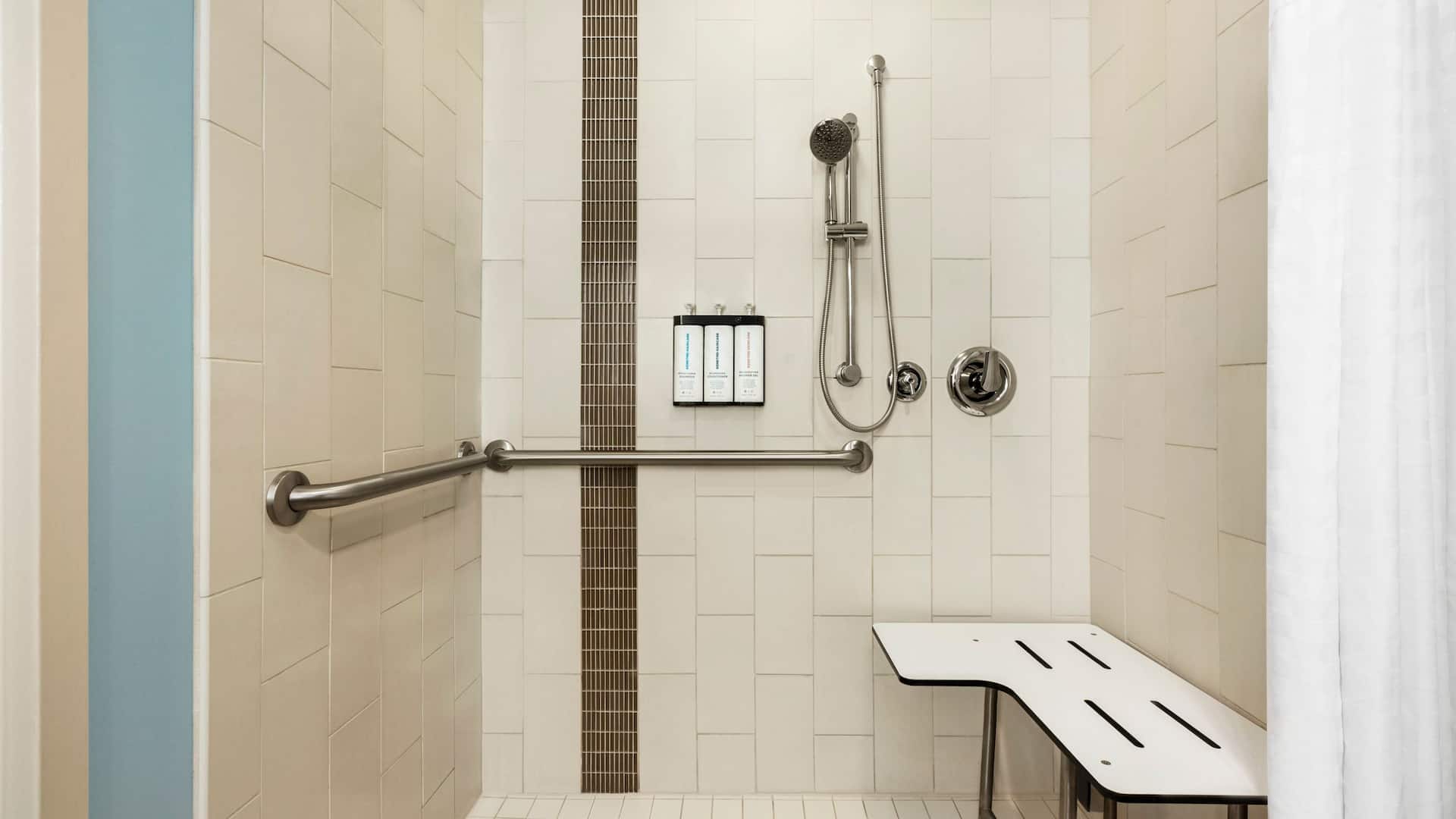 第 4，共 4 Hyatt Place Columbia/Downtown/The Vista Accessible Bathroom Roll In Shower Seat