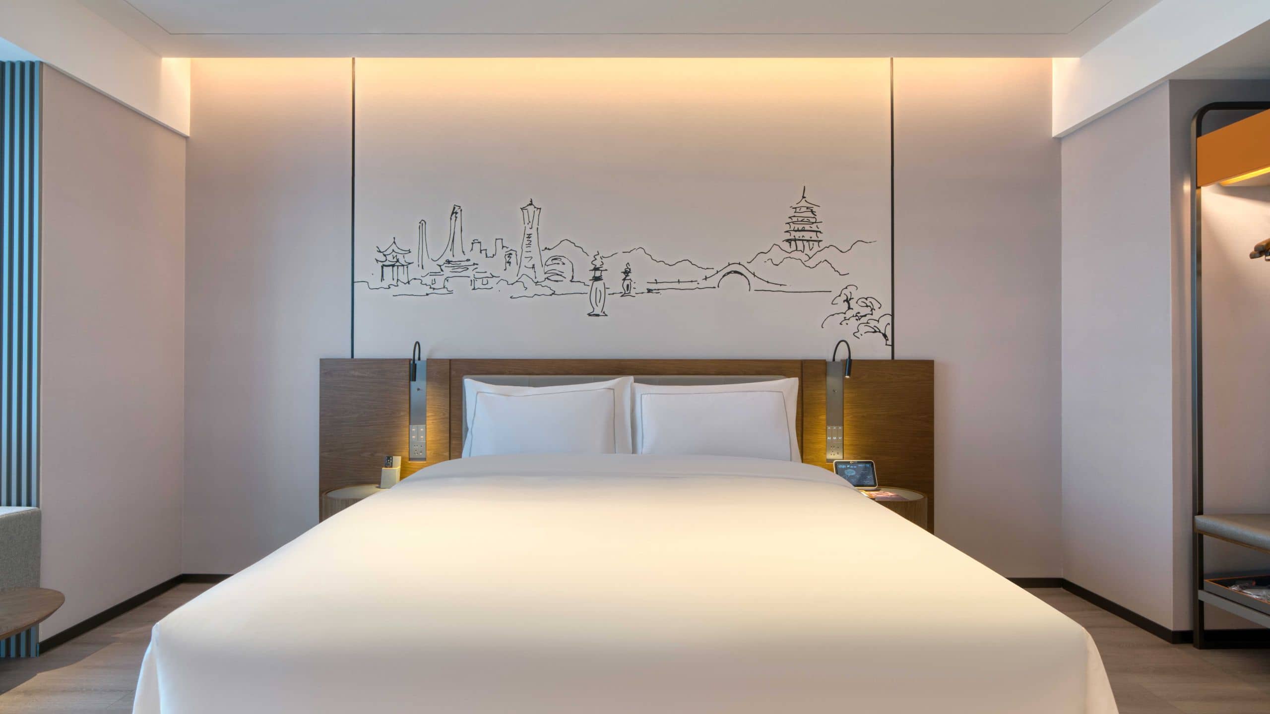 UrCove Hangzhou North Grand Canal Superior King Guestroom Bed