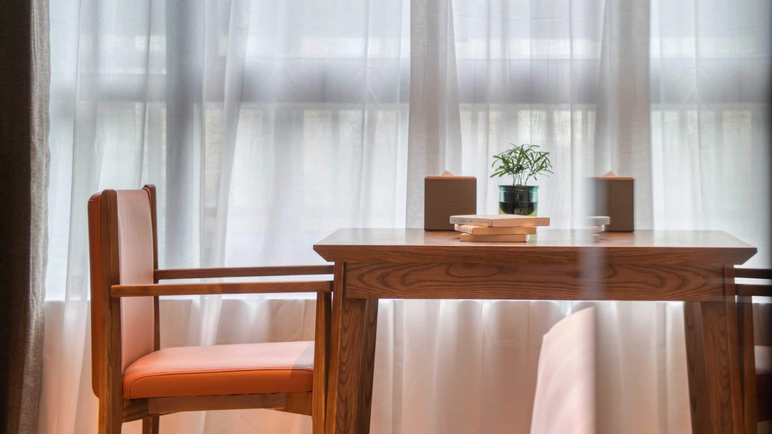 3 of 6 UrCove Hangzhou North Grand Canal Superior King Table Detail