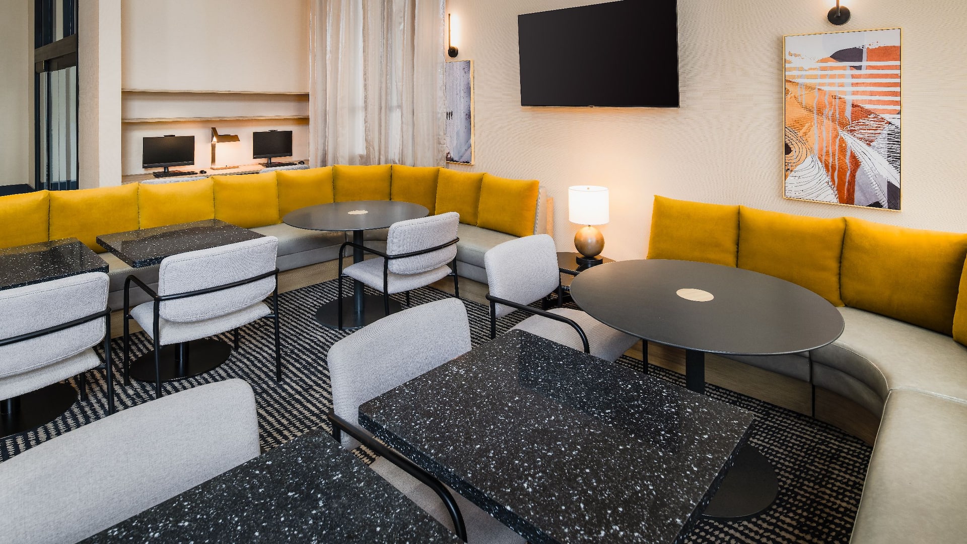 Hyatt Place Nashville / Green Hills Business Center Day