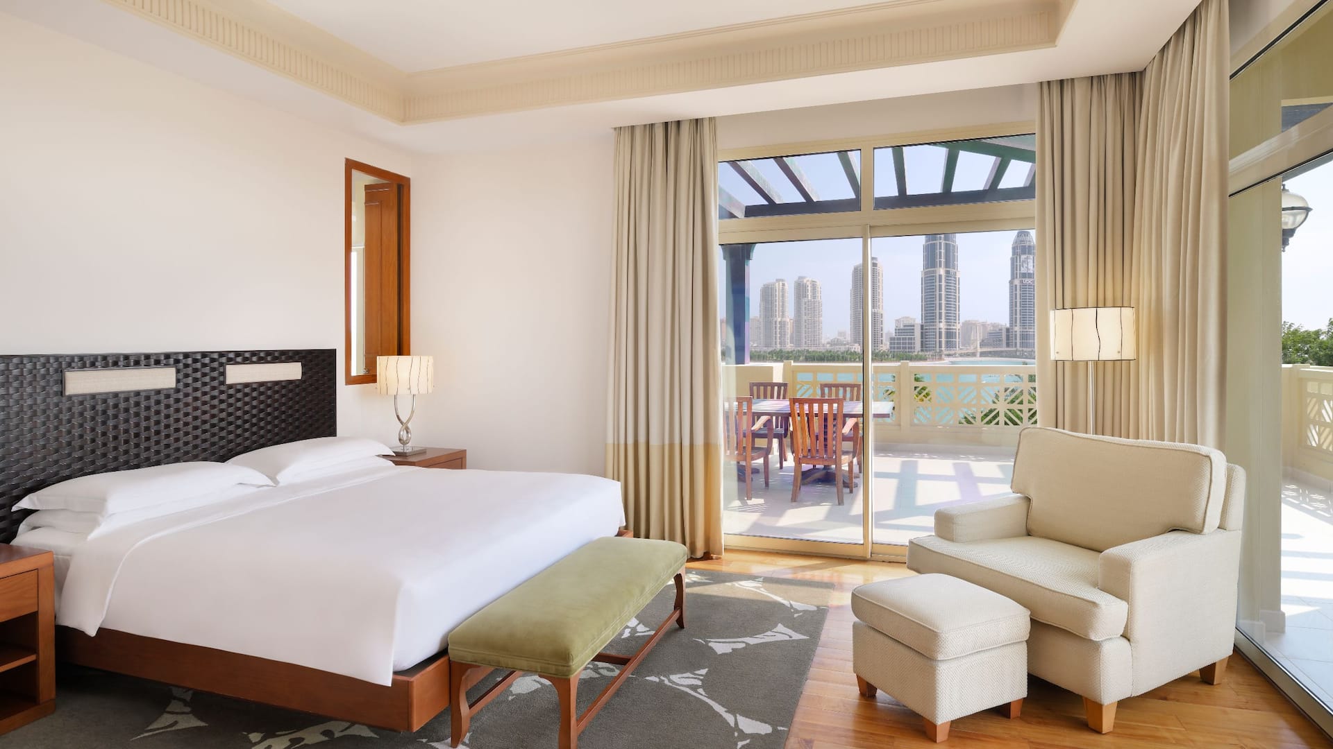 第 6，共 8 Grand Hyatt Doha Hotel & Villas Grand Executive Suite Bedroom