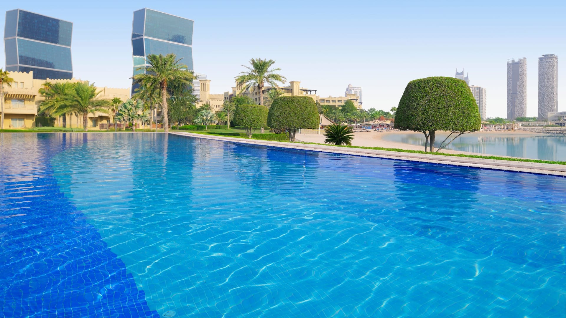 Grand Hyatt Doha Hotel & Villas Infinity Pool