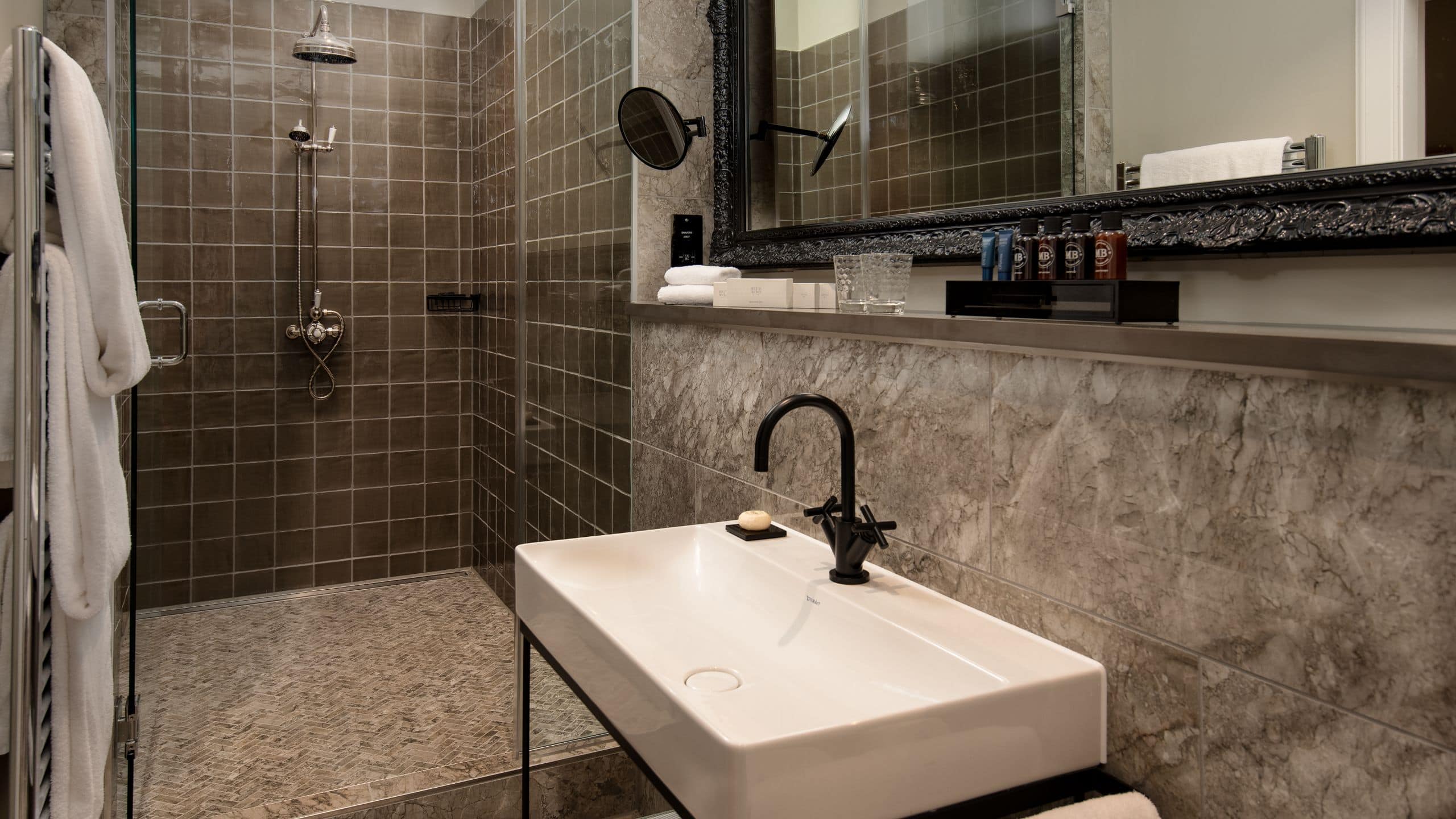 第 4，共 4 SCHLOSS Roxburghe One King Bed Courtyard Deluxe Bathroom